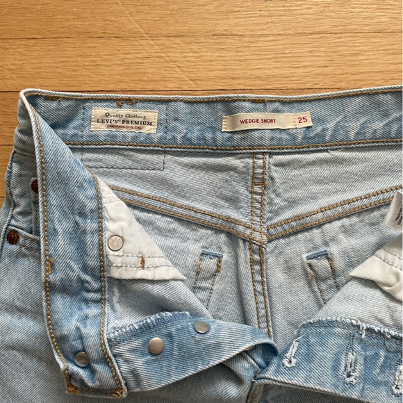 Levi’s Wedgie Short - size 25 - Picture 3 of 4